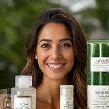 Foto de cliente Caio Santana sorrindo ao lado de produtos naturais