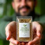 Foto de cliente João Costa mostrando embalagem ecológica